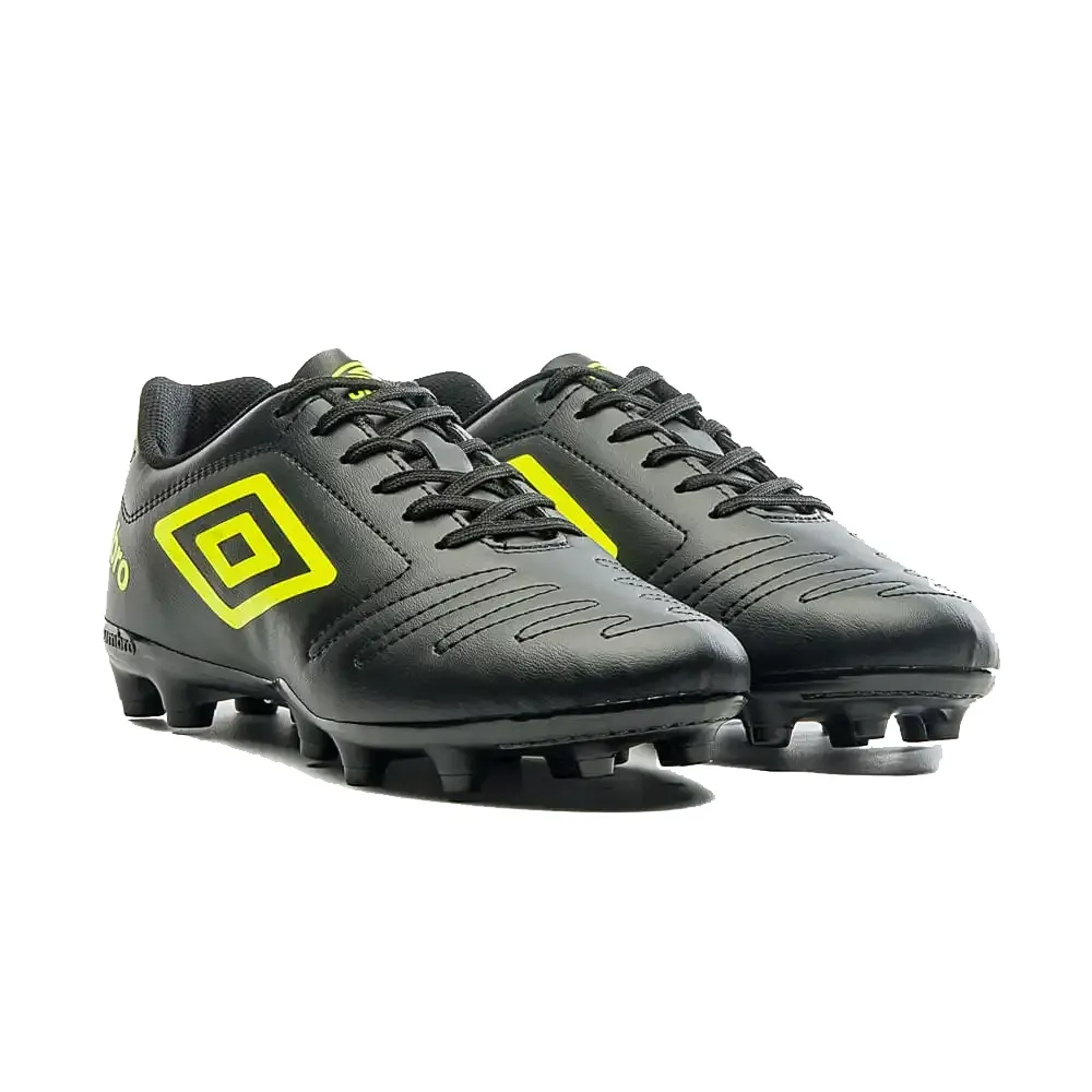 Chuteira de campo Umbro masculina preta em ângulo mostrando a lateral